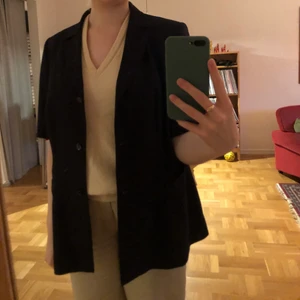 T-shirt  - En marinblå t-shirt kavaj som är riktigt snygg men tyvärr inte blivit använd tillräckligt ofta. Den sitter lite oversized på mig (M) och skulle uppskatta att den är en storlek L. Fraktar mot betalning eller möts upp i Umeå😊🥰