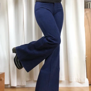 70-talsbralla - Sjukt snygga 70-tals jeans i mjukt material som tyvärr är för små för mig. De är i 100% bomull och midjan är 72 cm. Från midjan och ner är de 102 cm. Helt oanvända💖 