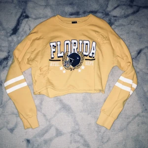 Croptop  - En gul croppad tröja med märke och slitna ditaljer. För snabb affär gratis frakt🔥