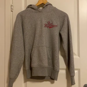 Vintage Peak performance hoodie - Varm vintage peak performance hoodie i storlek S men funkar även för de som är mindre! Buda 