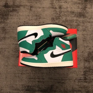 Air Jordan 1 High Lucky Green (Womens) - Hej. Jag säljer ett helt nytt par Air Jordan 1 High W Lucky Green i storlek 37,5 för 2000kr.                         Fraktar samma eller nästa dag efter betalning.