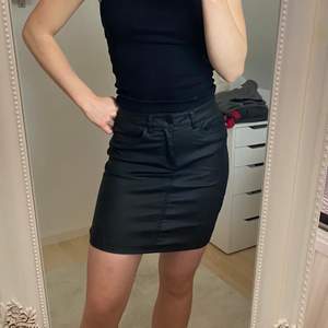Tight svart kjol i fakeläder från Noisy May. Använd ca 5 ggr.