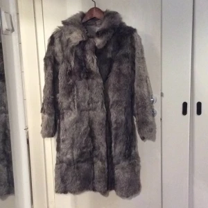  - Grå pälsjacka som sitter jättesnyggt på!
Äkta päls 
Priset kan diskuteras vid snabb affär

Kolla gärna mina andra annonser. Har en hel del märkeskläder till bra priser samt fler jackor. Kan mötas i Stockholm eller Västerås, alt skicka mot att köparen betalar fraktkostnaden. Har Swish!