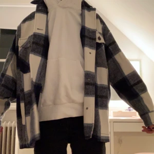 Rutig jacka  - Jag säljer en rutig jacka från Zara i storlek XS. 💞Säljer pågrund av att jag inte har någon användning av den. Har aldrig använt. 