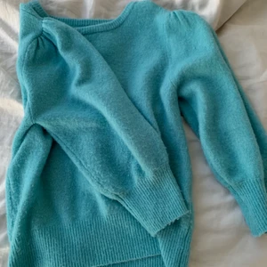 Mysig tröja - En assnygg bomullströja som är jättemjuk och skön! Den är klarblå och det är en 3/4 ärm. Det finns inga noppror. Jag skulle säga den passar lika bra som S som M. Ordinariepris: 400 kr.