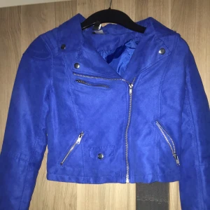 Croppad jacka - Säljer den på grund av att den inte kommer till användning längre. Storlek XS men passar S också. Endast använd 2 gånger så den är som ny. Pris: 80kr  Frakt tillkommer 😊