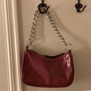 Rosa Nelly axelväska  - En så fin rosa/lila axelväska som tyvärr inte kommer till användning :( väldigt rymlig !! Nypris 299kr från Nelly 