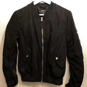 Bomberjacka  - Köpt på newyorker.  Storlek M