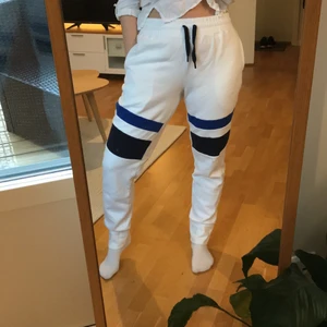Vita mjukisbyxor - Vita mjukisbyxor med blåa ränder från Wyte, i princip oanvända.