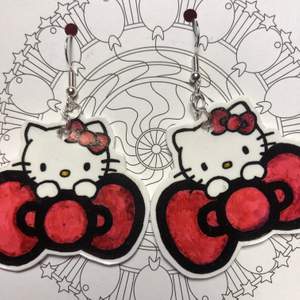 Hello Kitty örhängen gjorda av krympplast 🎀 Aldrig använda såklart, frakten tillkommer på 11kr💖🍓