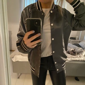 College jacka - Skit snygg college/baseball jacka i ett lite tunnare material! Coolt tryck på ryggen också. Jätte bra skick; vet dock inte vilket märket är :/