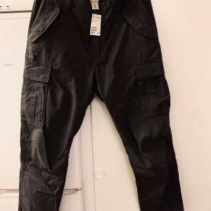 Cargobyxor  - Cargobyxor str 36 nya. Jag har fler cargobyxor i andra modeller och str.  Kolla gärna in mina andra inlägg, Vi intresse av fler varor så fixar jag ett bra paketpris!