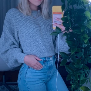 Ljusgrå stickad tröja - En ljusgrå stickad tröja från NA-KD som inte sticker. Köparen står för frakten! 