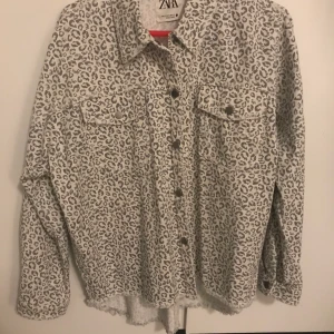Snygg jacka från Zara - Se även mina andra auktioner. Om du köper mer samfraktar jag. 150kr och 63kr i frakt