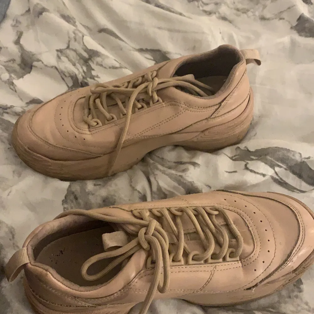 Säljer mina gamla rosa sneakers änvänd några gånger har en liten skada men annars bra skick.        Buda för ett pris . Skor.