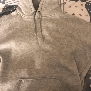 Grå hoodie - Basic grå hoodie från bikbok, skitsnygg i modellen då den är oversized och lite bredare armar 😽😽 as snygg färg och bara najs basic plagg. Säljer då den blivit för liten 😃✌🏻