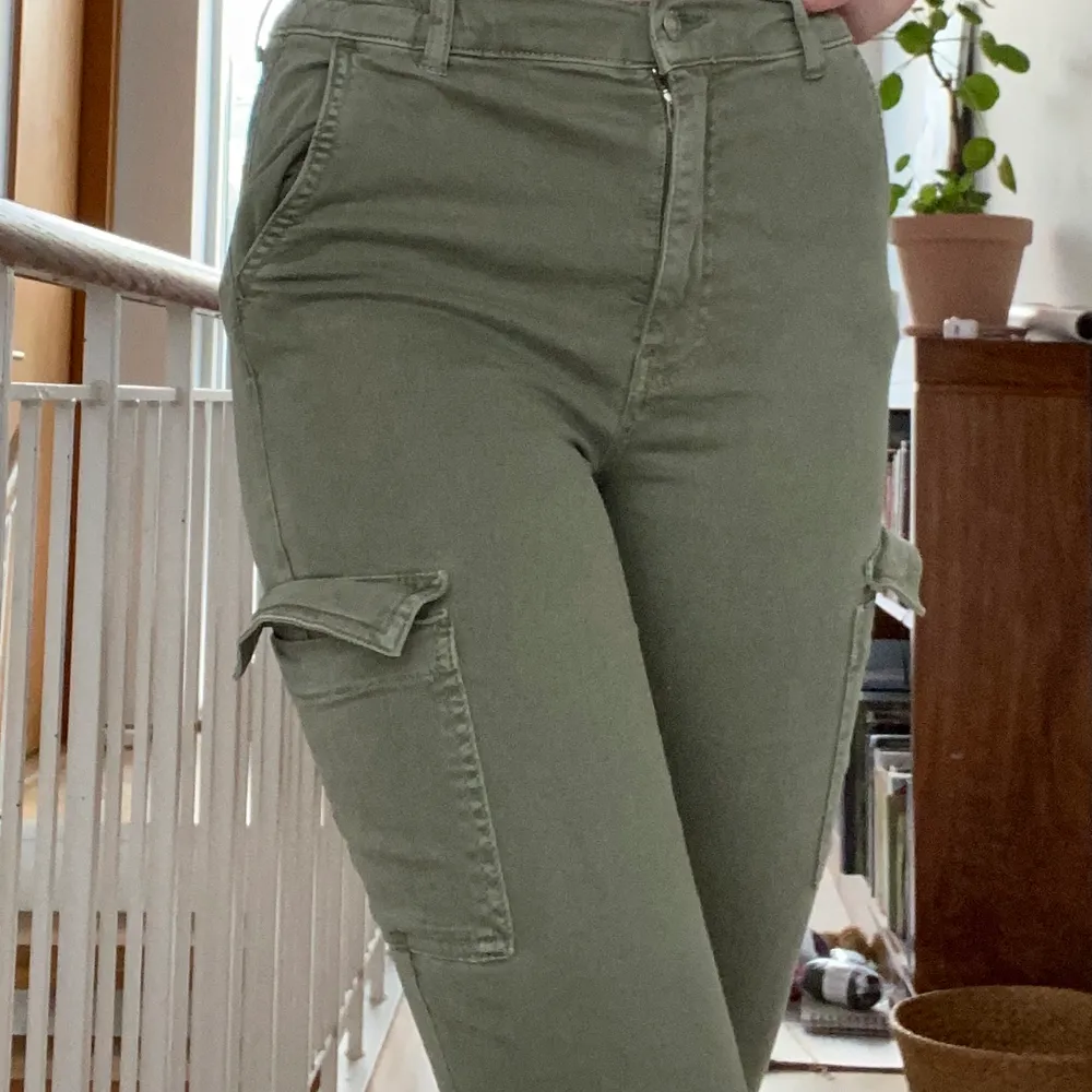 Gröna byxor/ militärbyxor, använd fåtal gånger. Jeans & Byxor.