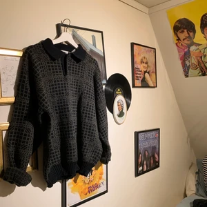 Vintage tjocktröja - Tjocktröja inköpt på second hand. Jättebra skick! Varm och skön! Osäker på storleken men den är stor på mig som är M!🤩
