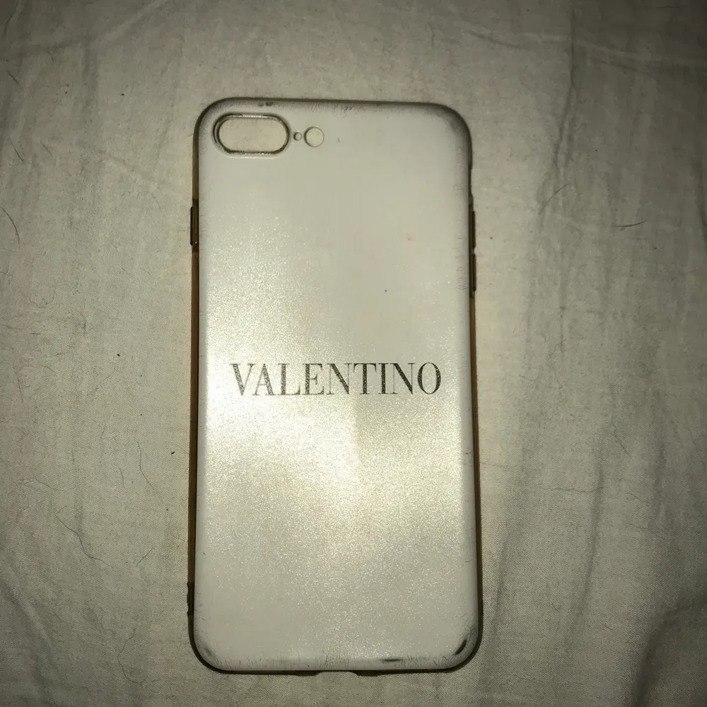 Riktigt snyggt valentino skal som passar till iPhone 7/8 plus, har ny mobil så kan tyvärr inte använda de längre. . Accessoarer.