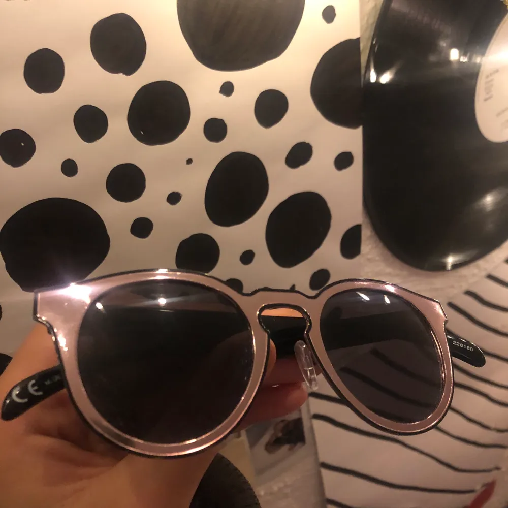 Super snygga solglasögon, bågarna är typ av rosa spegel! Från Monki :) . Priset startar på 35kr+frakt, buda om ni vill! ❤️. Accessoarer.