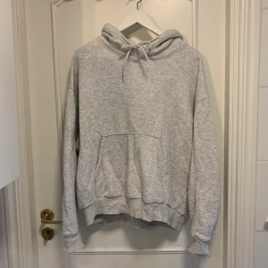 Weekday hoodie, S - Säljer den populära hoodie från Weekday med grym fit!! Superskönt material och väldigt gott skick ✌️ säljer pga har typ en likadan, köptes för 350kr säljer för 150kr. swipe för mer info 🌟