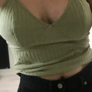 Superfin tröja från Na-Kd - Snygg grön aktig tröja från Na-kd. Använd endast fåtal gånger🦋