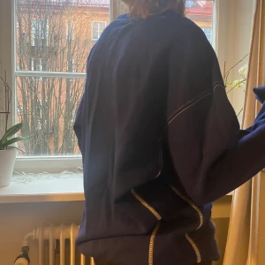 Tröja - Cool blå tjocktröja från bikbok med vita sömmar.