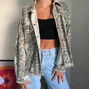 Jacka - Mönstrad cool slutsåld jacka från Zara. Nypris:500kr men säljer för 100. As cool som passar höst sommar och vår.