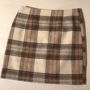 Rutig kjol - Rutig kjol i varmt material, perfekt för höst eller vinter. Köpt från hm i oktober för 249kr, endast använd en gång. Storlek 34. Kan frakta eller mötas upp i Stockholmsområdet. Kontakta för mer info 💓