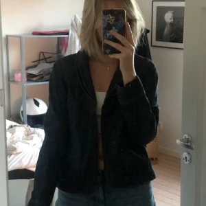 Mörkblå jeansjacka - En mörkblå jeans jacka, ganska kort i modellen!
