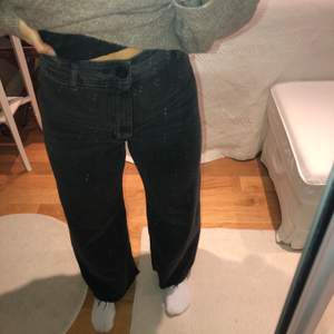 Snygga bekväma jeans från Zara. Dom är högmidjade och väldigt stretchiga. Använt en gång. Frakten är inkluderad i priset💕