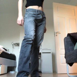 Levis jeans - Ett par ascoola ljusgrå levis jeans köpta på second hand! Urtvättade, lågmidjade och raka i modellen! Älskar dessa💗💗 modellen 504