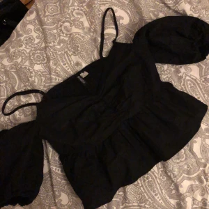 Tröja med puffärmar. - En tröja passande till fest, linne med puffärmar, banden går att reglera. Storlek xs, från hm.