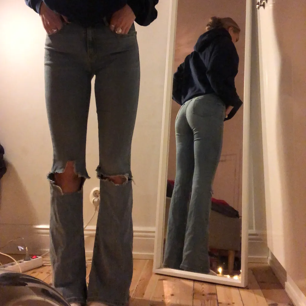 Ljusblå bootcut jeans men hål i knäna från Cubus, bootcut blake. Lite slitna därför lågt pris. . Jeans & Byxor.