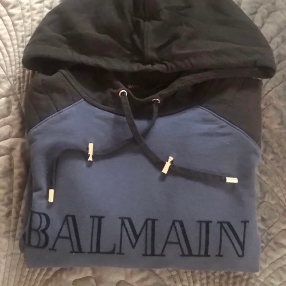 Riktigt snygg hoodie från Balmains kollektion för H&M. Tunnare modell i slim fit (herrmodell). Har endast använts en gång pga fel storlek. Har behållt den för tycker om den så mkt, den förtjänar dock en ny ägare som kan bära den 😍. Hoodies.