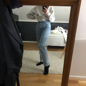Jeans  - Säljer ett par jeans från weekday. Jeansmodeller är LASH. W 28 L 32. 300kr inklusive frakt 