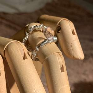 Slivriga ringar med rosa sten gjord i smyckestråd, 11kr frakt