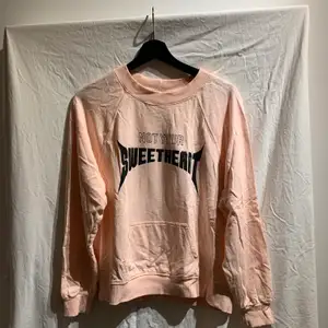 Rosa sweatshirt från Ginatricot med tryck ”not your sweetheart” endast använd fåtal gånger. Den är skrynklig för att den legat men det är enkelt att fixa, annars är den i bra skick 