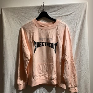 Sweatshirt  - Rosa sweatshirt från Ginatricot med tryck ”not your sweetheart” endast använd fåtal gånger. Den är skrynklig för att den legat men det är enkelt att fixa, annars är den i bra skick 