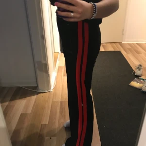 Zara kostym byxor - Kostym byxor från zara. Knappt andvända. Röda sträck på sidan. Vida. Jag är 158cm och dom är långa på mig. Köparen står för frakten.