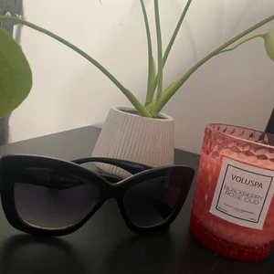 Prada solglasögon - Köpt på en annan sida.. passade inte riktigt  mig. Säljer vidare :)