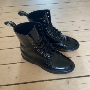 Dr Martens boots kängor Elsham 39 - Supersnygga Dr Martens i modellen ”Elsham”. Storlek 39, normala i storleken. Använda, undersula i mycket bra skick. Har smörjt in dem i lädervax innan bilden togs. Tåligt, robust skinn (äkta läder). Inköpta i mars, nypris 1899:-. Skosnörena behöver bytas ut (eventuellt innersulan också), vanliga skosnören som finns hos antingen skomakare eller skobutik. Skriv till mig om du vill ha mer detaljerade bilder!  🌸