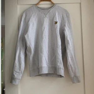 Tjocktröja - Jättefin tröja från Lyle&Scott. Storlek S,45kr+ frakt