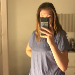 T-shirt  - Skitsnyggt basplagg i cool ljusblå färg! Storlek XL men verkligen mer som S eller M. Från bikbok, jätteskönt och ganska tunt material