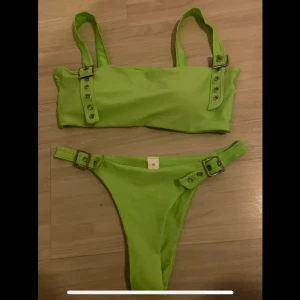 bikini - Säljer min gröna neon bikini ifrån Shein, den är i storlek M men skulle kunna passa en S/M beroende på hur man vill att den ska sitta samt att man kan justera både underdelen och överdelen större eller mindre, jag som vanligtvis har S i bikinis passar den bra‼️OANVÄND