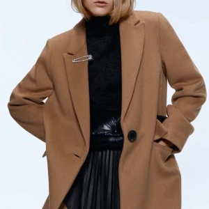 Zara - En jätte fin kappa från Zara köpt för ungefär ett år sen. Är använd bara några gånger. Den ser fortfarande ut som ny.💗