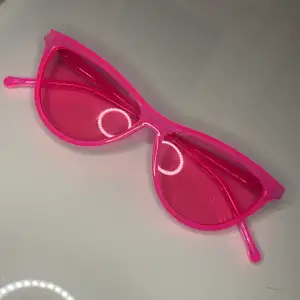 Helt oanvända rosa glasögon från ginatricot. Den har ingen storlek utan ONE SIZE 