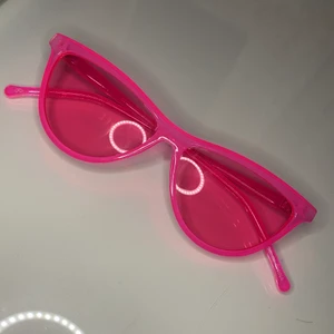 Glasögon  - Helt oanvända rosa glasögon från ginatricot. Den har ingen storlek utan ONE SIZE 