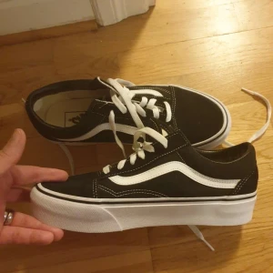 Äkta Vans skor - Endast provade Vans skor. Nyskick. Köpta för två månader sen för 797 kr. Köpare står för frakten.🌸