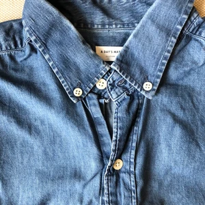 A Days March jeansskjorta Stl M - Jeansskjorta från ADM i storlek medium. Tunn,  jättefin passform och grym tvätt. Buttondown-krage. I fint skick. 